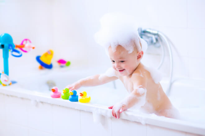 Giữ an toàn cho bé khi dùng bồn tắm